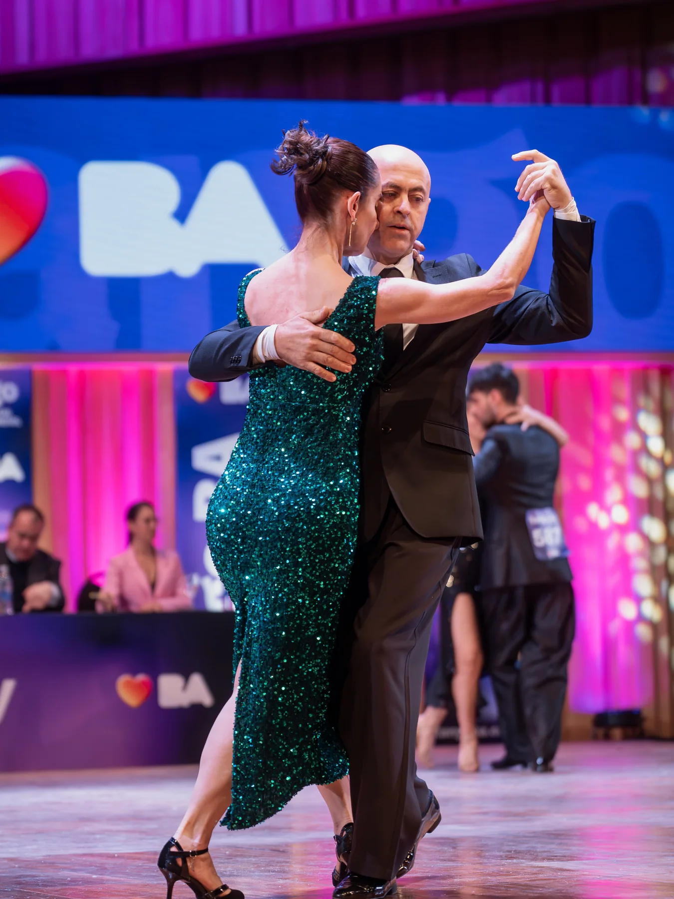 Simone e Vitor dançando tango no palco